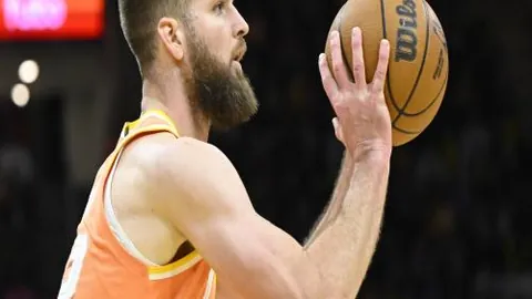 “马德里双雄战平落幕，银河战舰联赛领跑未变。”